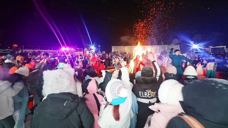 禾木喀纳斯蒙古族乡禾木村：冰雪跨年夜 欢乐闹不停！-骆驼帮