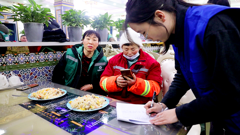 布尔津镇：爱心送餐暖人心 共迎祥蛇欢乐年-骆驼帮