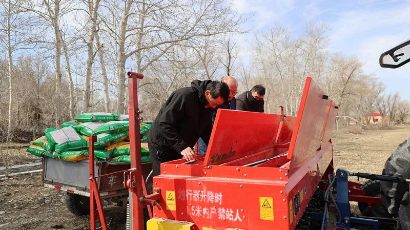 杜来提乡：机械轰鸣播种忙！小麦种植全面启动-骆驼帮