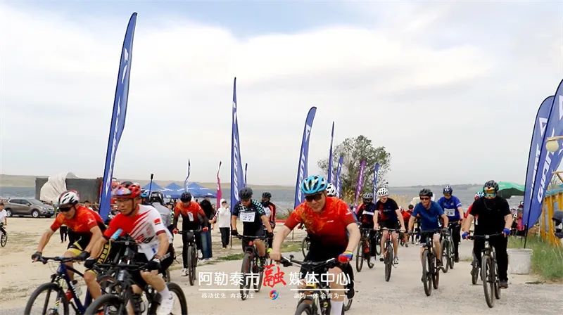 燃！塘巴湖畔上演速度与激情 39名骑手追风逐梦-骆驼帮