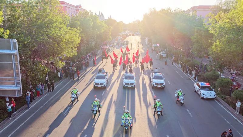 布尔津县举办“我的阿勒泰·我们的节日”系列文旅活动之“汗血社火 火热津城”巡游活动-骆驼帮