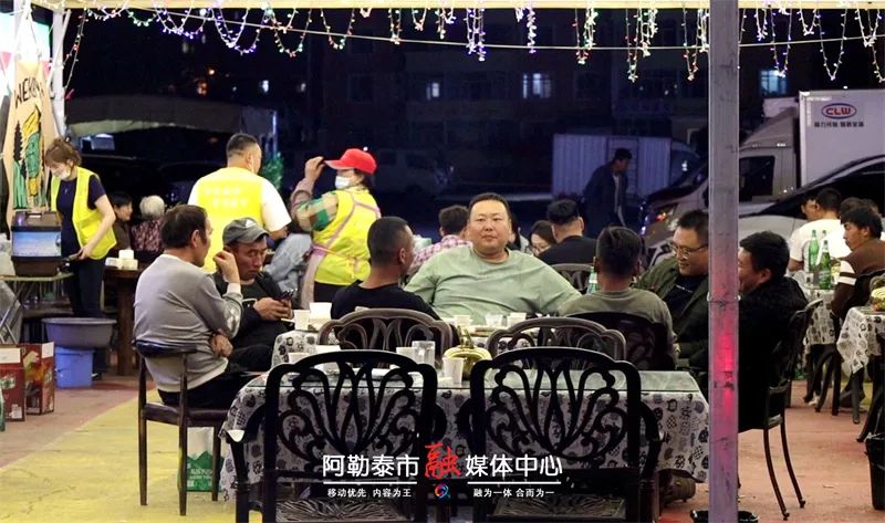 阿勒泰夜市的滚烫 “食” 光 串起人间烟火 点亮月光经济-骆驼帮