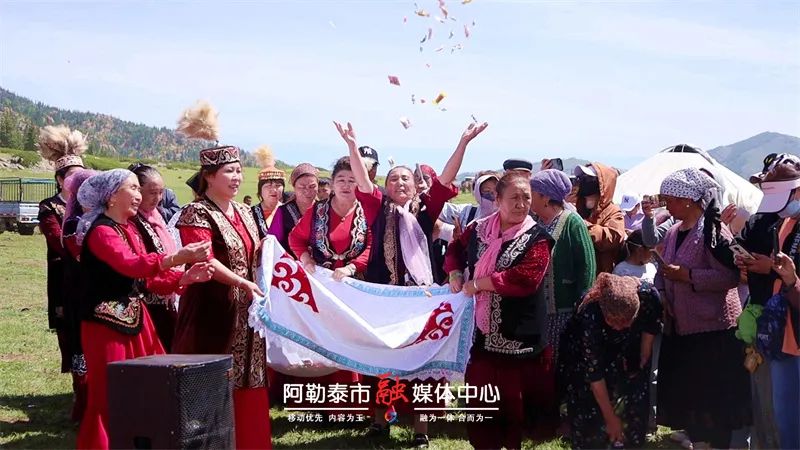 “马跃云端”嗨翻草原！阿勒泰游牧风情引客来-骆驼帮