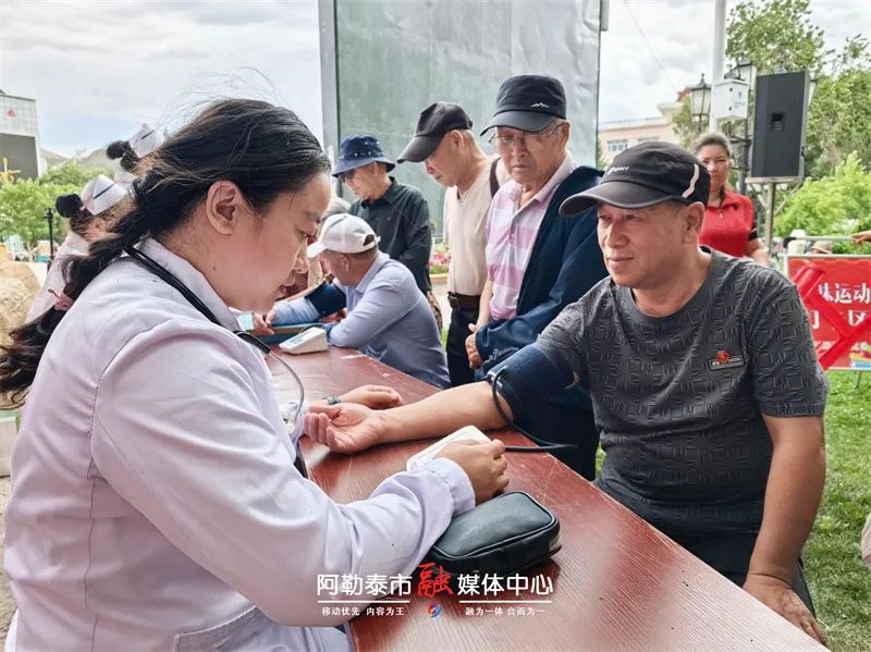 剪发 义诊 品特产……阿勒泰市的“幸福邻里小市集”开进居民“心窝里”-骆驼帮