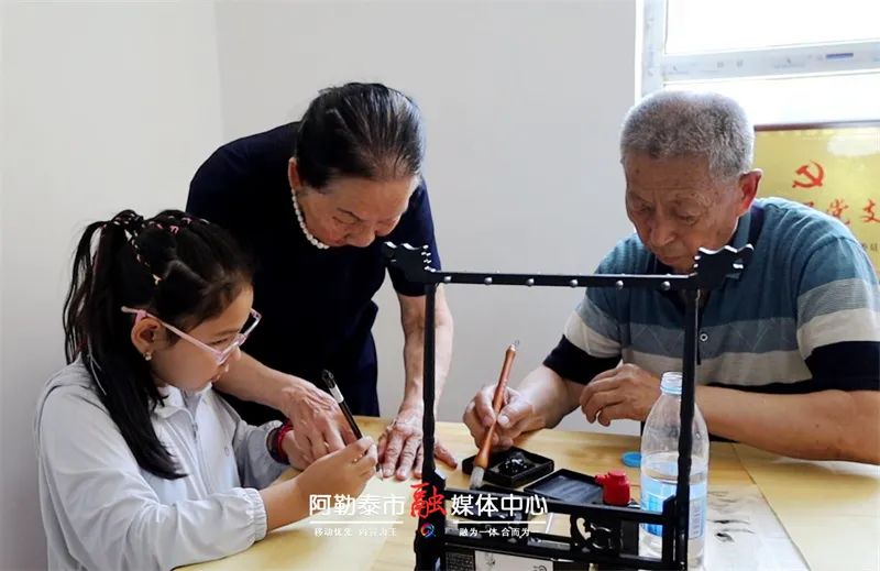 “共享爷爷奶奶”带萌娃解锁暑期新姿势 社区的暑期班开课啦！-骆驼帮