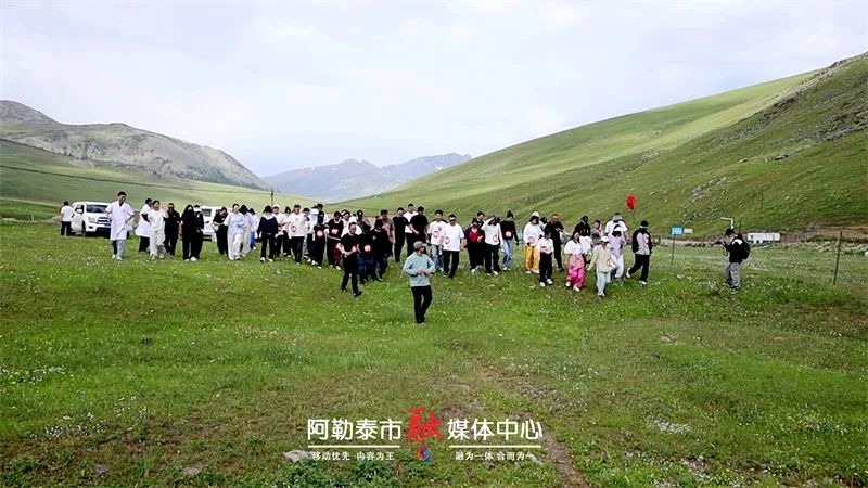 雪都筑堡垒 边关党旗红丨阿勒泰市这场徒步藏着“硬核”戍边课-骆驼帮