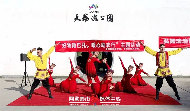 免费理发+法律咨询 阿勒泰天鹅湖“微巴扎” 一站式承包你的生活需求-骆驼帮