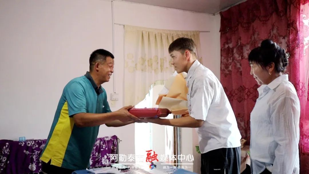 图片[2]-录取通知书来了！阿勒泰市高考考生开启“签收模式”-骆驼帮