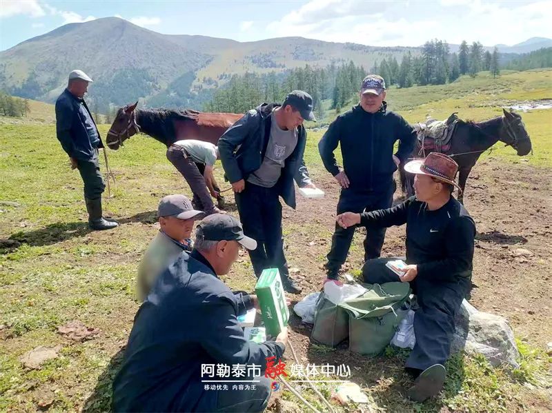 图片[2]-骑马30余公里！萨尔胡松乡兽医送防疫物资进夏牧场-骆驼帮