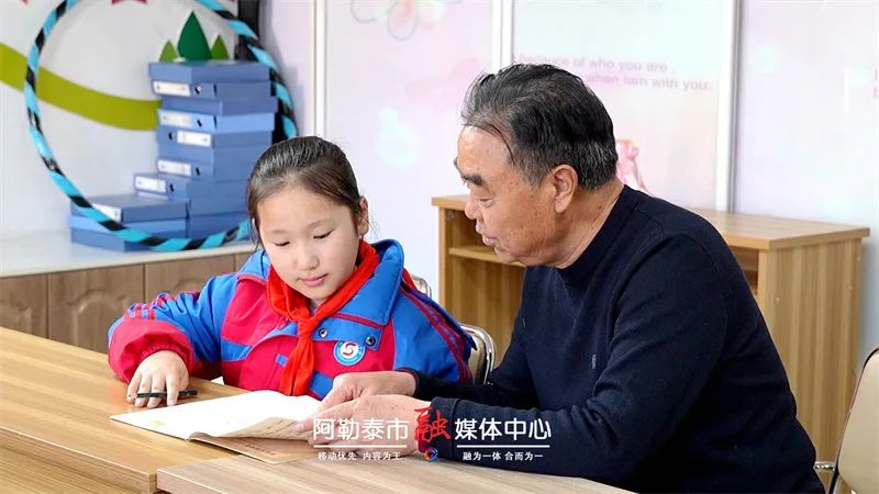 图片[2]-辉煌70年 奋进新征程丨热饭、陪伴、欢笑…… 阿勒泰民生实事写满 “双向奔赴”-骆驼帮