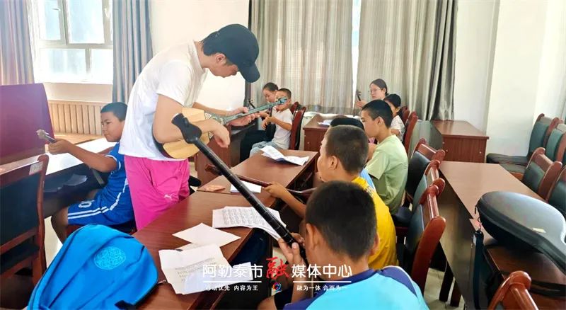 从“学子”到“老师” 这群年轻人让阿勒泰市的假期充满“教育温度”-骆驼帮