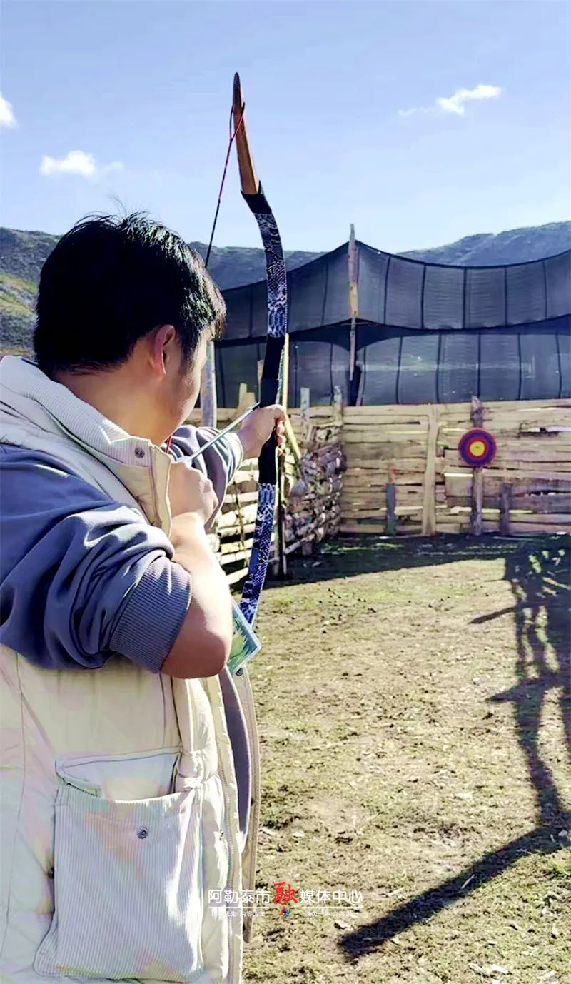 图片[7]-玩转阿勒泰丨举石 射箭 掰腕齐嗨 蒙克牧场这场盛会燃爆阿勒泰夏夜-骆驼帮