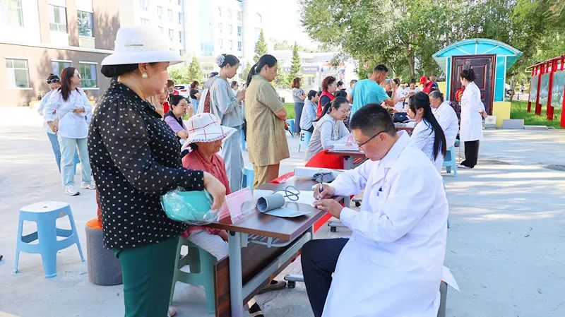 布尔津镇：援疆医生送“医”上门 共绘“家文化”健康新图景-骆驼帮