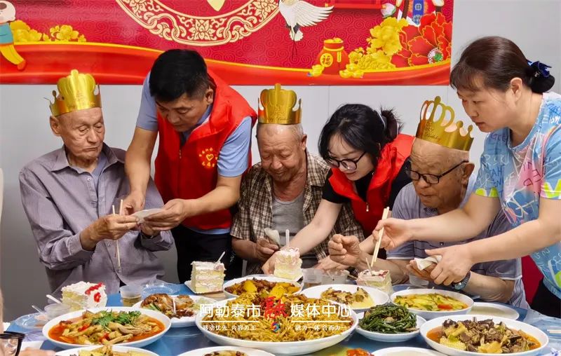 图片[5]-辉煌70年 奋进新征程丨热饭、陪伴、欢笑…… 阿勒泰民生实事写满 “双向奔赴”-骆驼帮
