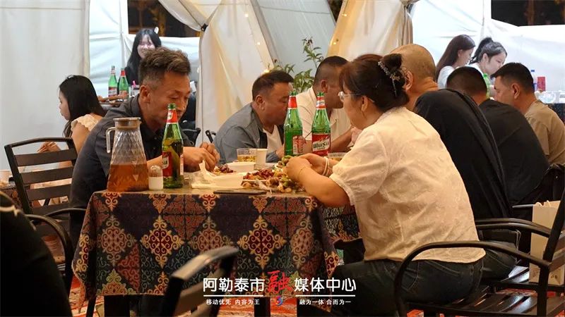 醉美山河·乐游阿禾丨阿禾公路通车后 阿勒泰夜市的“流量密码”藏不住了-骆驼帮