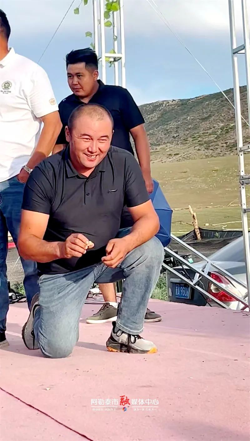图片[2]-玩转阿勒泰丨举石 射箭 掰腕齐嗨 蒙克牧场这场盛会燃爆阿勒泰夏夜-骆驼帮