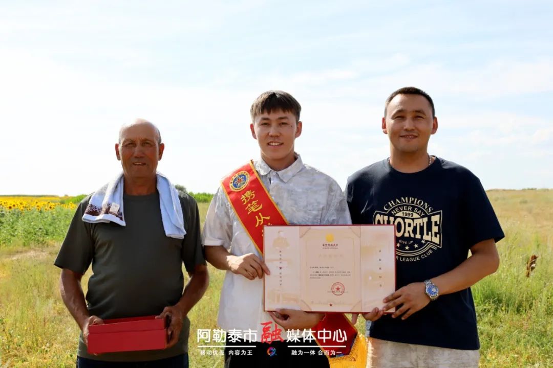 录取通知书来了！阿勒泰市高考考生开启“签收模式”-骆驼帮