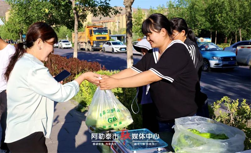日照金山丨歌舞助农、直播带货 这场“庭院经济”展销会看点十足-骆驼帮