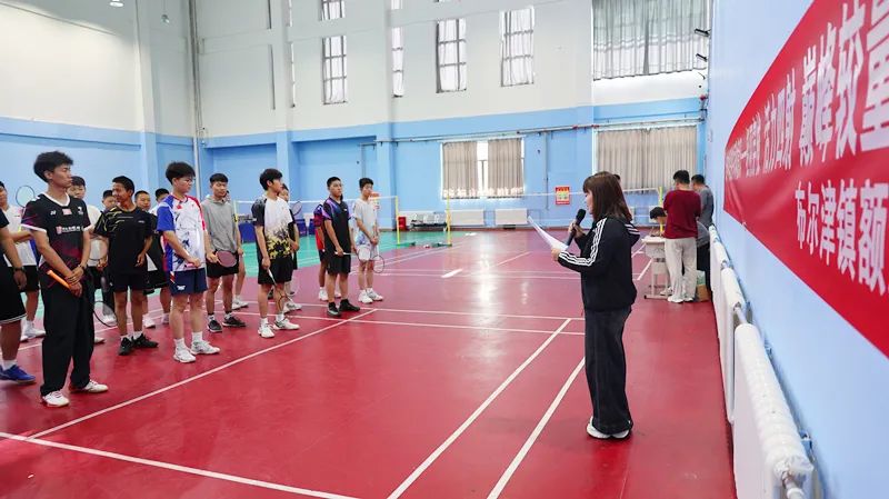 布尔津镇：“羽动额河·邻里争霸”羽毛球赛 共谱邻里欢歌-骆驼帮