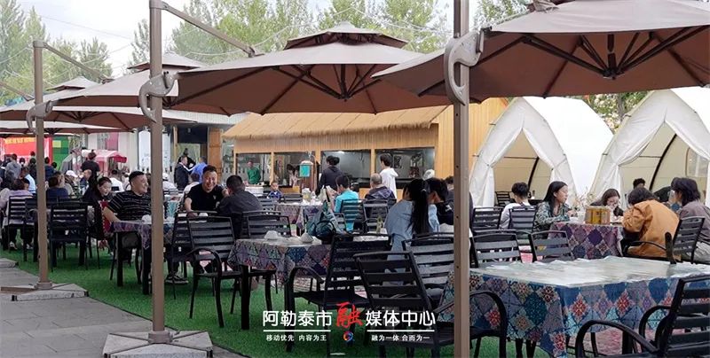 图片[4]-醉美山河·乐游阿禾丨阿禾公路通车引爆“打卡经济” 五百里·风情街成游客打卡“新宠”-骆驼帮