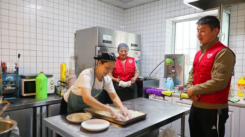 布尔津镇：这份午餐温暖了布尔津县“城市美容师”的心-骆驼帮